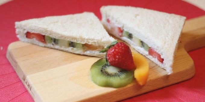 Reseptit: Sandwich kermavaahdolla, hedelmät ja marjat