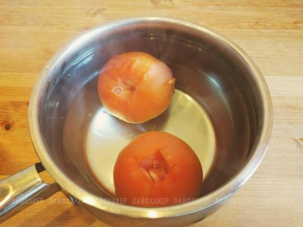 Huolimaton Joe Burger Resepti: Laita tomaatit kuumaan veteen muutamaksi minuutiksi