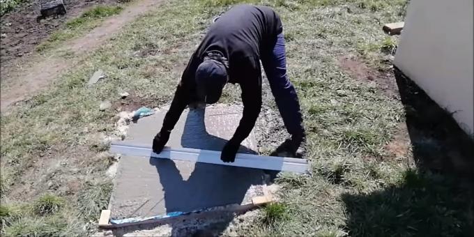 Kuinka tehdä tandoor omin käsin: Aseta vahvistusverkko ja täytä betonilla