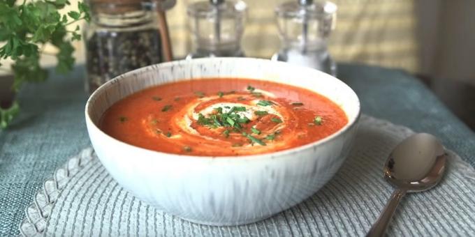 Tomaattikeitto kukkakaalia, paprikaa, sipulia ja valkosipulia: helppo resepti