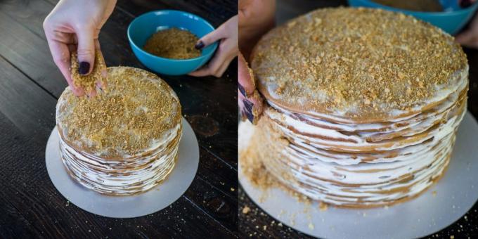 Resepti kakku "Hunaja kakku": Jäljellä oleva kakku jauhettuna murusia ja ripottele hänen kakku.