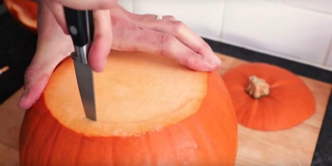 Miten leikata kurpitsan Halloween omin käsin: Leikkaa liha