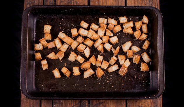 Kuinka tehdä juustofondue: kuivaa leipä uunissa