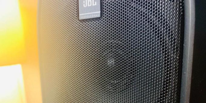 Kaiuttimet JBL One Sarja 104: säleikkö