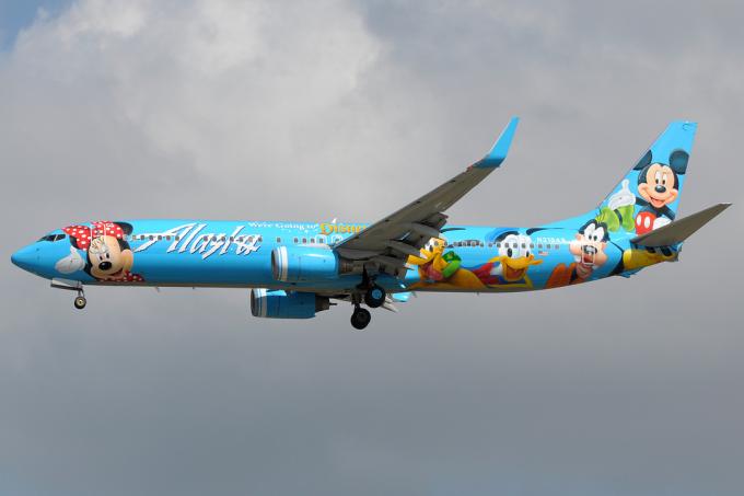 Lentoyhtiöt Boeing 737-900 Alaska Airlines väreissä Disneyland