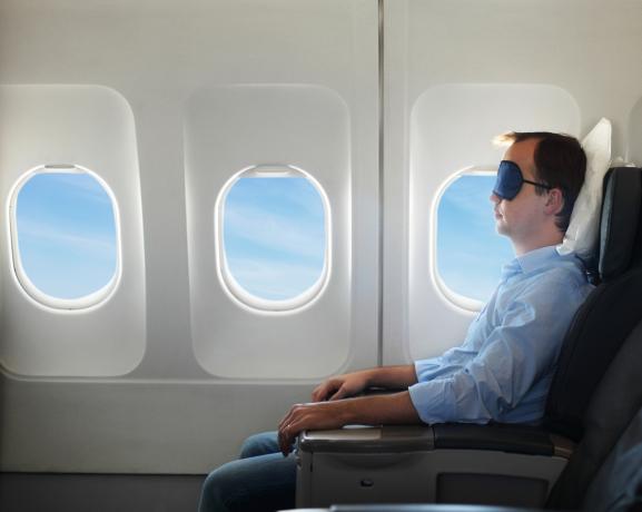 Muotokuva mies rentouttava lentokoneeseen