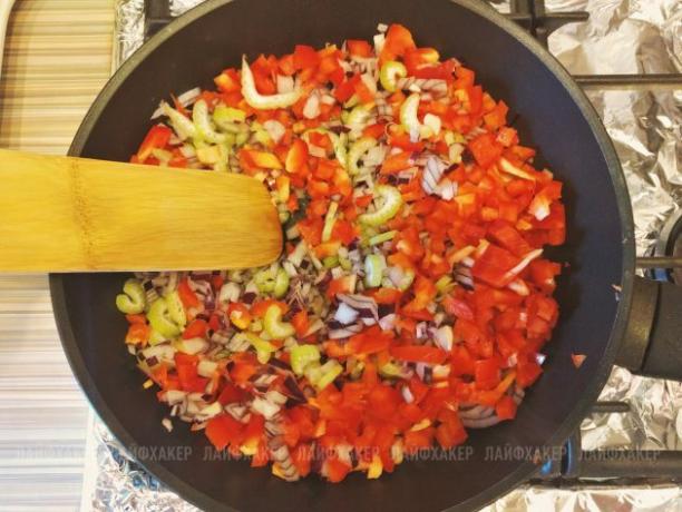 Huolimaton Joe Burger -resepti: Lähetä hienonnettua selleriä, sipulia ja paprikaa kokata