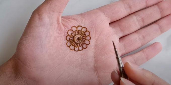Henna -piirustukset käsillä: piirrä kukka