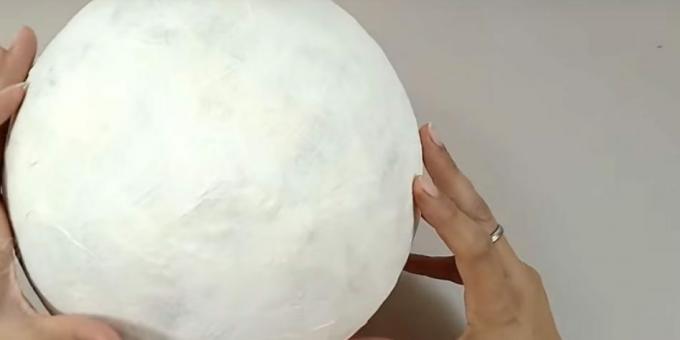 DIY-lamppu: liimaa koko pallo