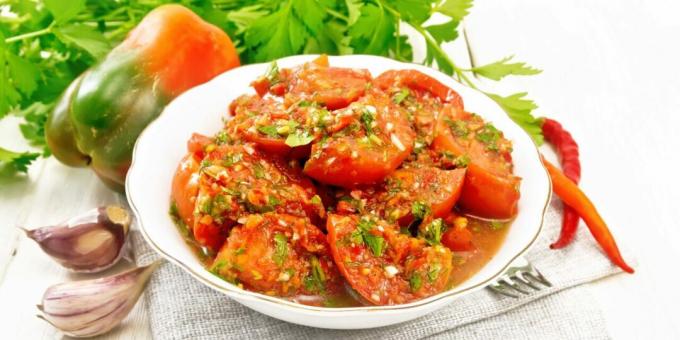 Marinoidut tomaatit pippurilla ja valkosipulilla