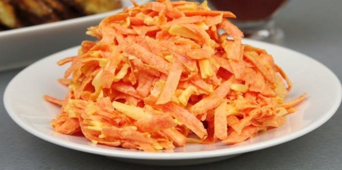 Porkkanasalaatti, juustoa ja valkosipuli