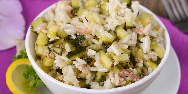 Salaatti riisiä, tonnikalaa ja suolakurkkuja