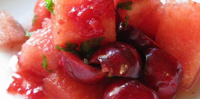 Hedelmäsalaattia: vesimeloni-minttu salaatti kirsikka