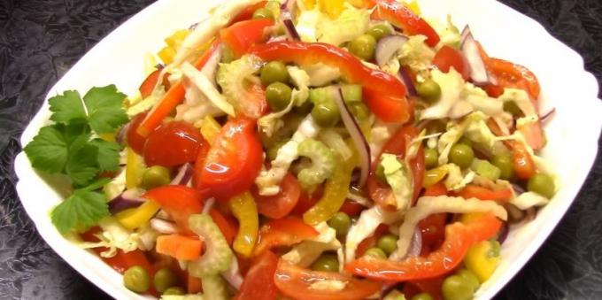 Salaatti vihreitä herneitä, paprika, selleri ja tomaatit