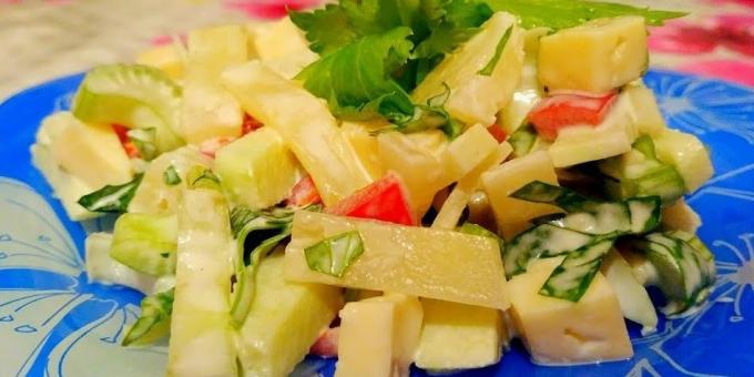 Näin valmistat salaattia, ananasta, selleri, omena, juusto ja pippuri
