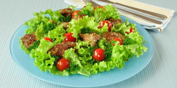 Salaatti kananmaksalla, sellerijuurella ja tomaateilla