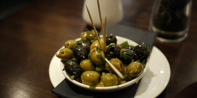 Marinoidut oliivit valkosipulilla ja jalapenoilla