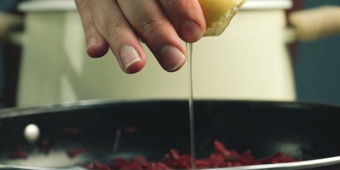 Askel askeleelta resepti borssikeitto: Yhdistä sokerijuurikkaan sitruunahappo, etikkaa tai sitruunamehua
