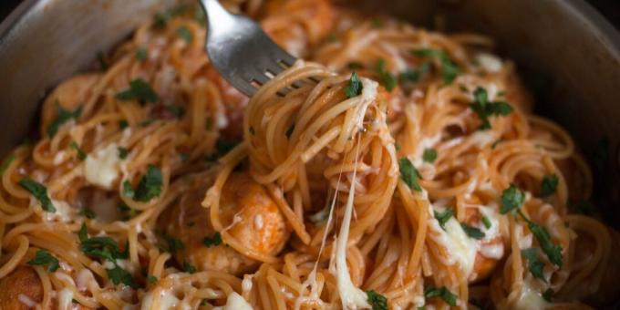 Spagettia lihapullien ja tomaattikastikkeen kera