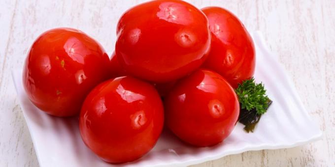 Suolatut tomaatit piparjuurella