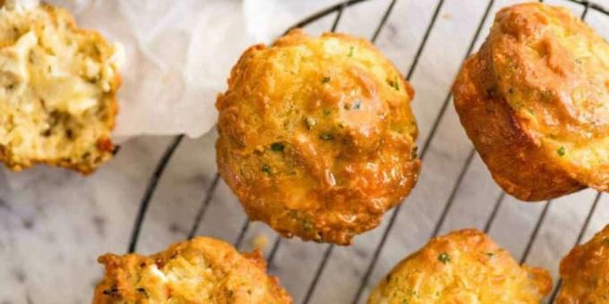 Runsas muffinit juusto ja valkosipuli: resepti
