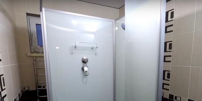 Tee-se-itse-suihkukaapin asennus: asenna keskipaneelin varusteet