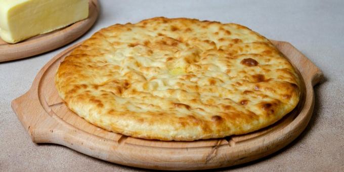 Ossetialainen kefirpiirakka raejuustolla ja juustolla