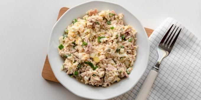 Salaatti tonnikalasäilykkeellä, riisillä ja kananmunalla