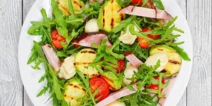 Salaatti kesäkurpitsalla, lihalla ja tomaateilla